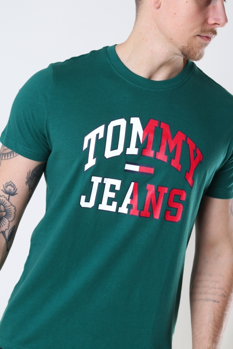 TOMMY JEANS TJM ENTRY COLLEGIATE TEE Rural Green