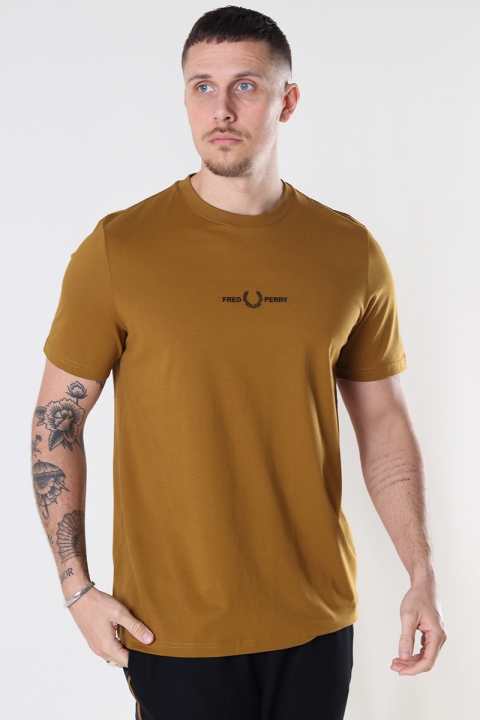 Fred Perry EMBROIDERED T-Hemd 644 DARK CARAMEL